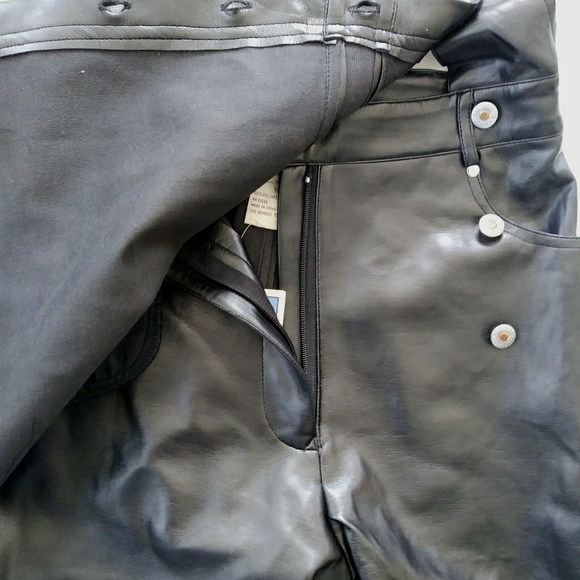 Black overall skort with pockets and buttons FAUX LEATHER - Picture 4 of 12